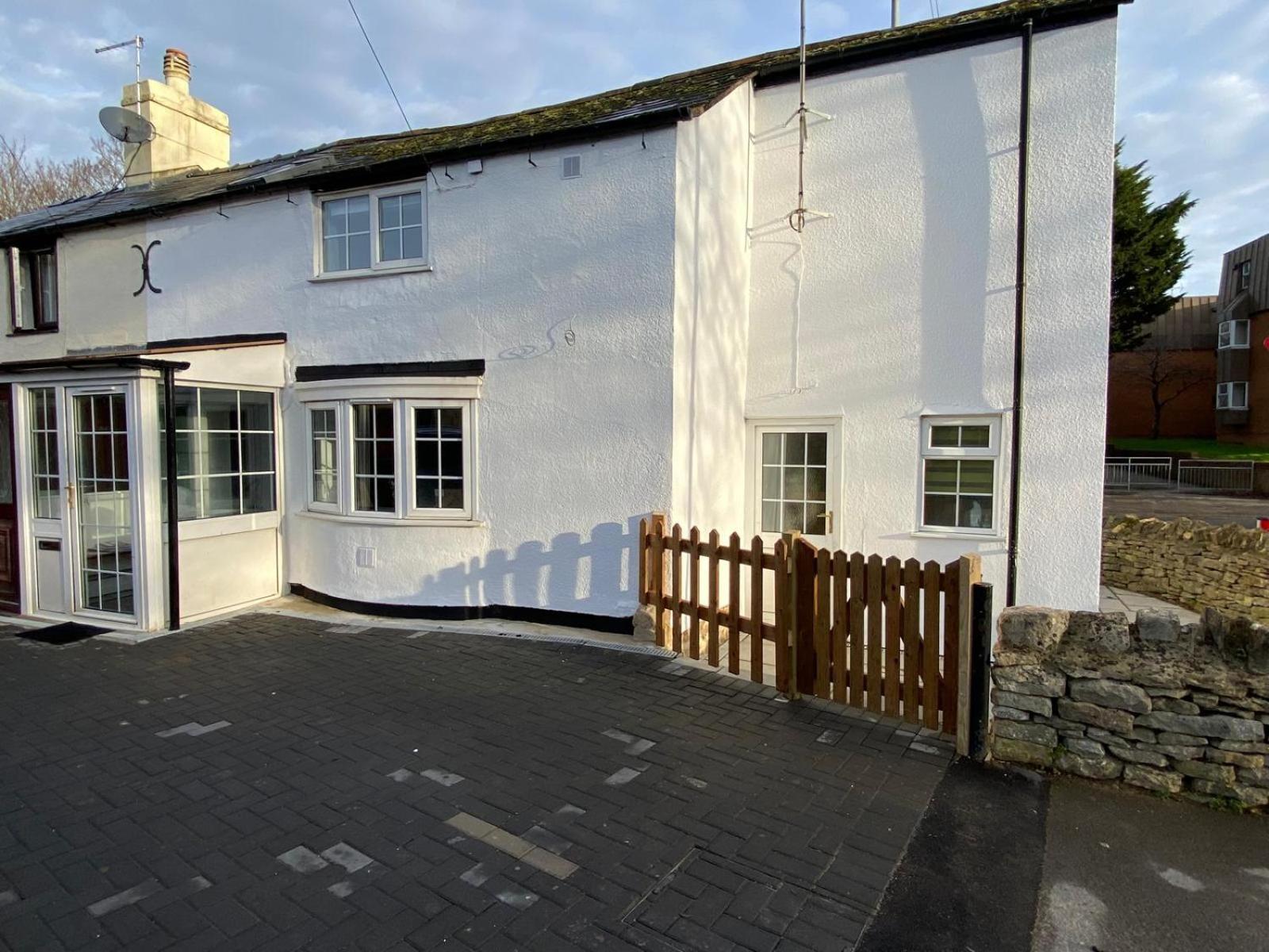 Gloucester-modernised 4 Bedroom Cottage-sleeps 8-free Parking-fast Wi-fi Holiday home