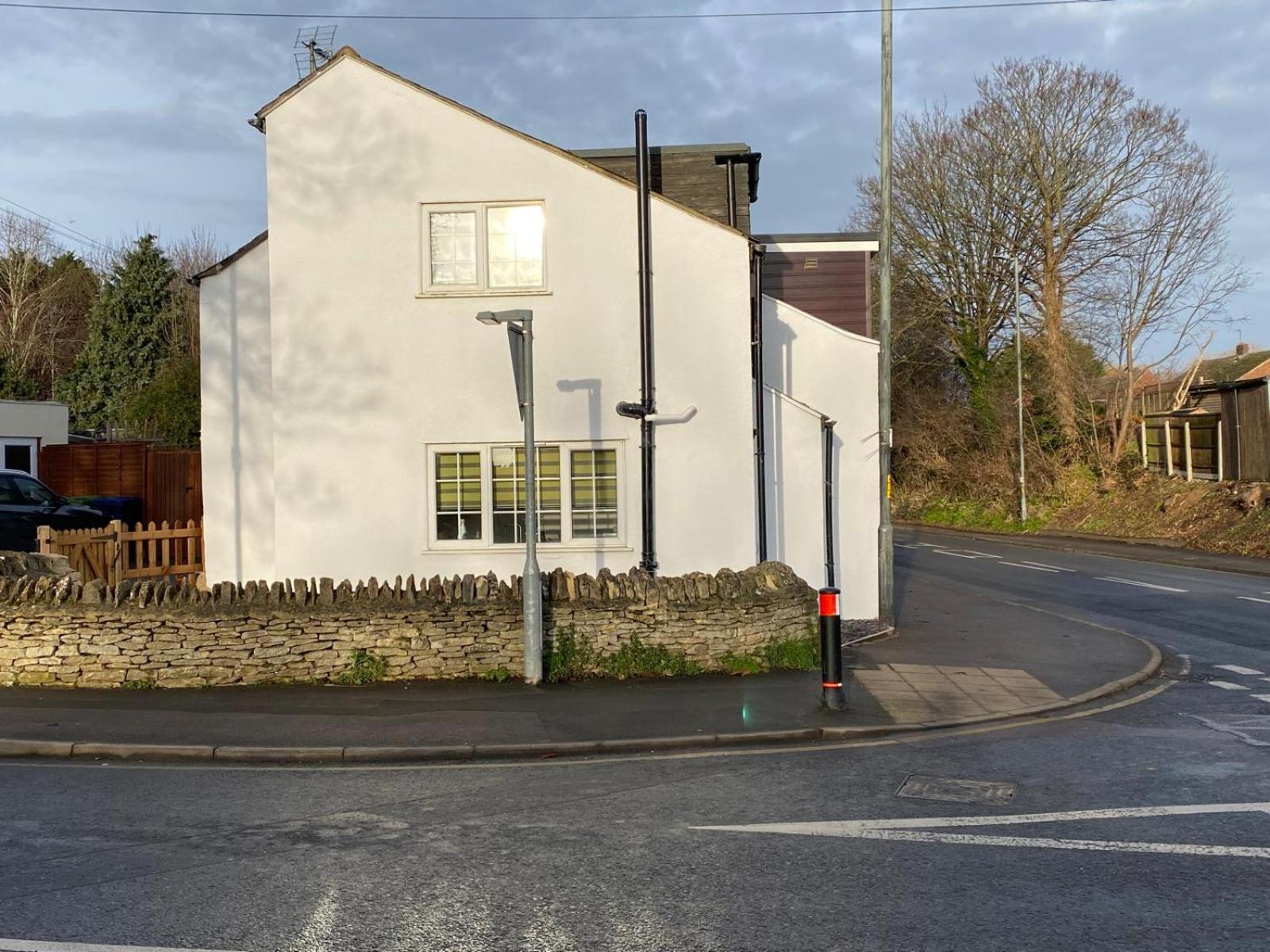 Holiday home Gloucester-modernised 4 Bedroom Cottage-sleeps 8-free Parking-fast Wi-fi