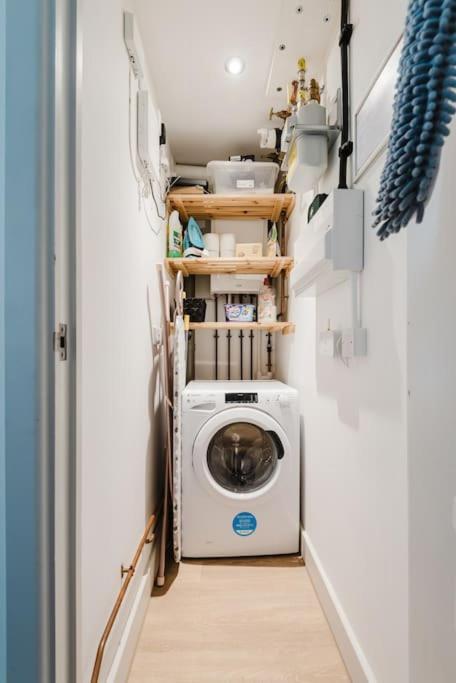 Beautiful 1 Bedroom With Parking In Docks * Gloucester