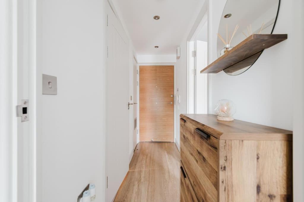 Beautiful 1 Bedroom With Parking In Docks * Gloucester