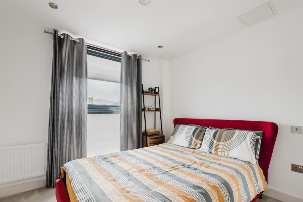 Beautiful 1 Bedroom With Parking In Docks *