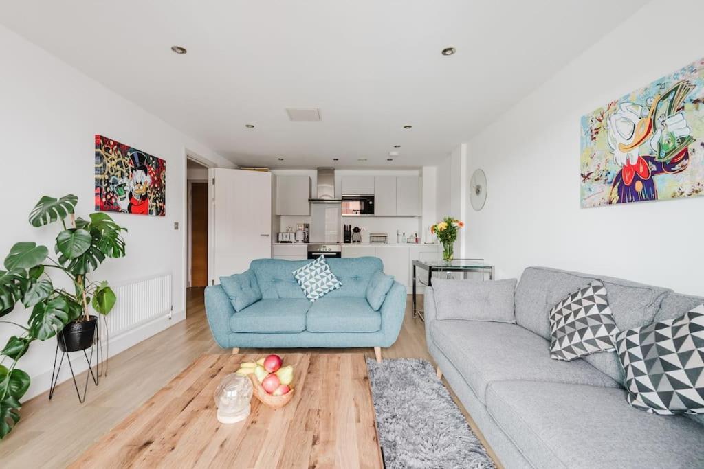 Beautiful 1 Bedroom With Parking In Docks