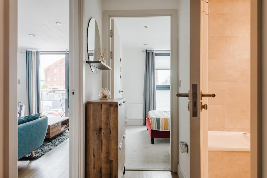 Beautiful 1 Bedroom With Parking In Docks Apartment