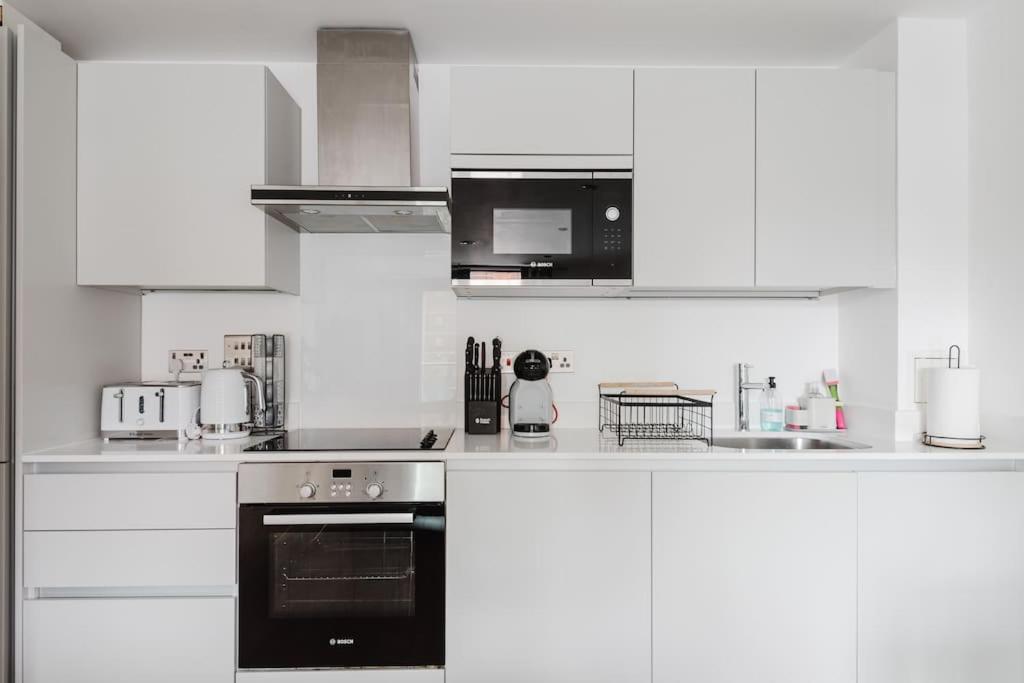 Beautiful 1 Bedroom With Parking In Docks Apartment