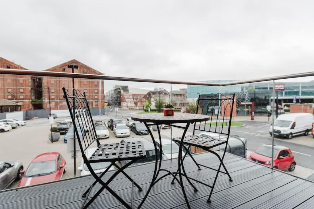 Apartment Beautiful 1 Bedroom With Parking In Docks *