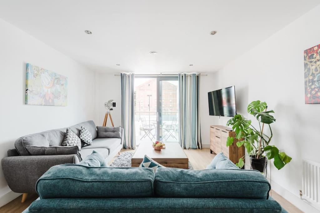 Beautiful 1 Bedroom With Parking In Docks Apartment Gloucester