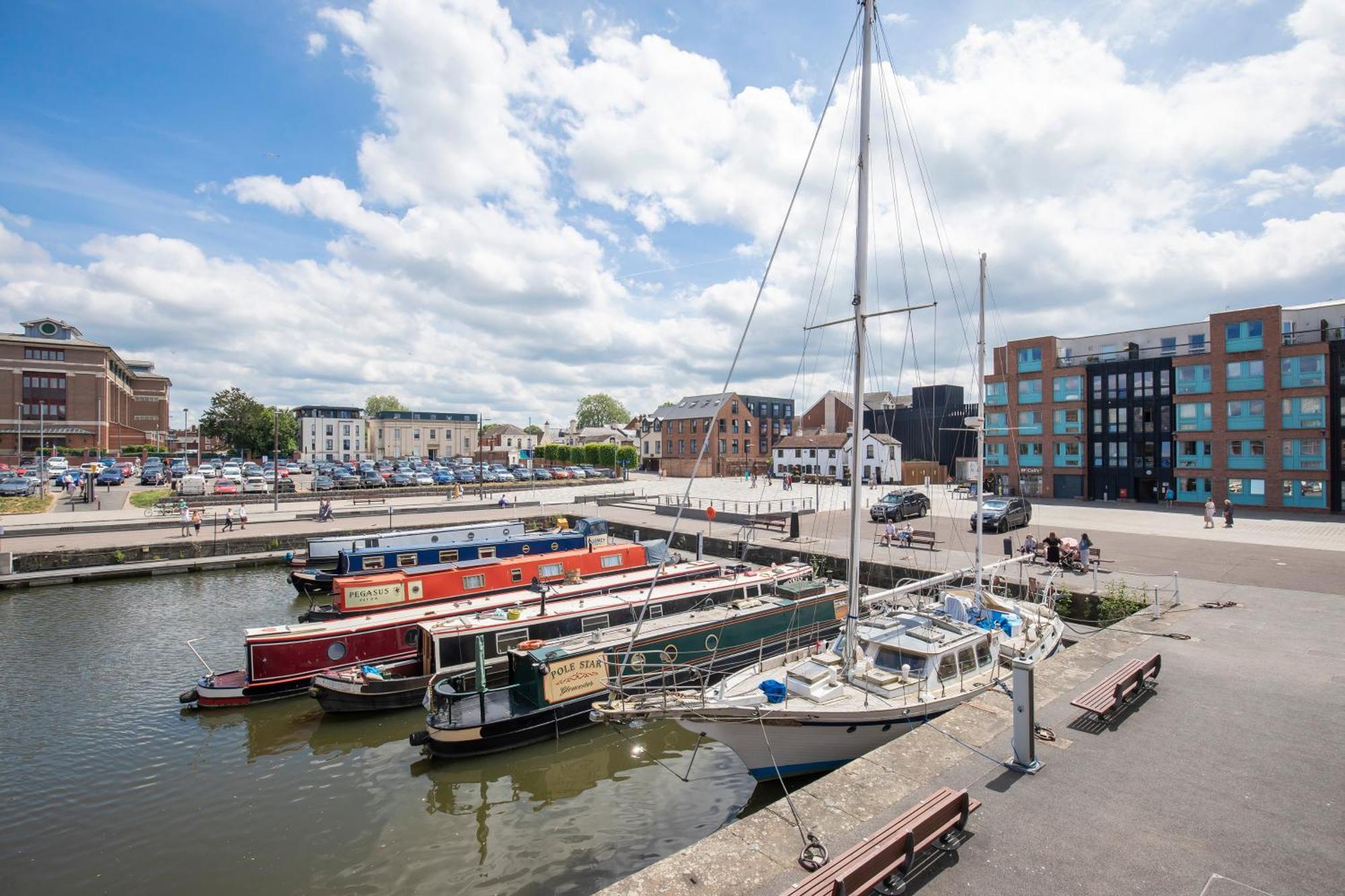Apartment Modern In Historic Quays