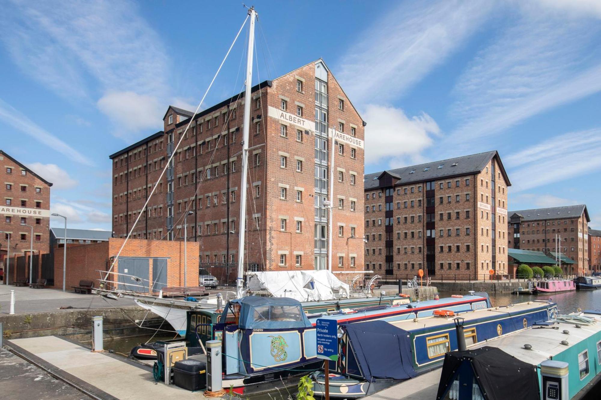 Modern In Historic Quays Apartment