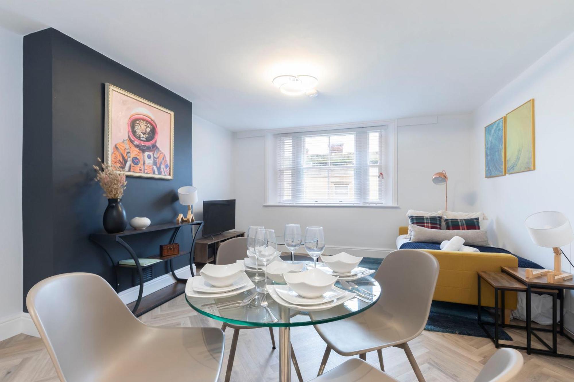 Modern In Historic Quays Apartment