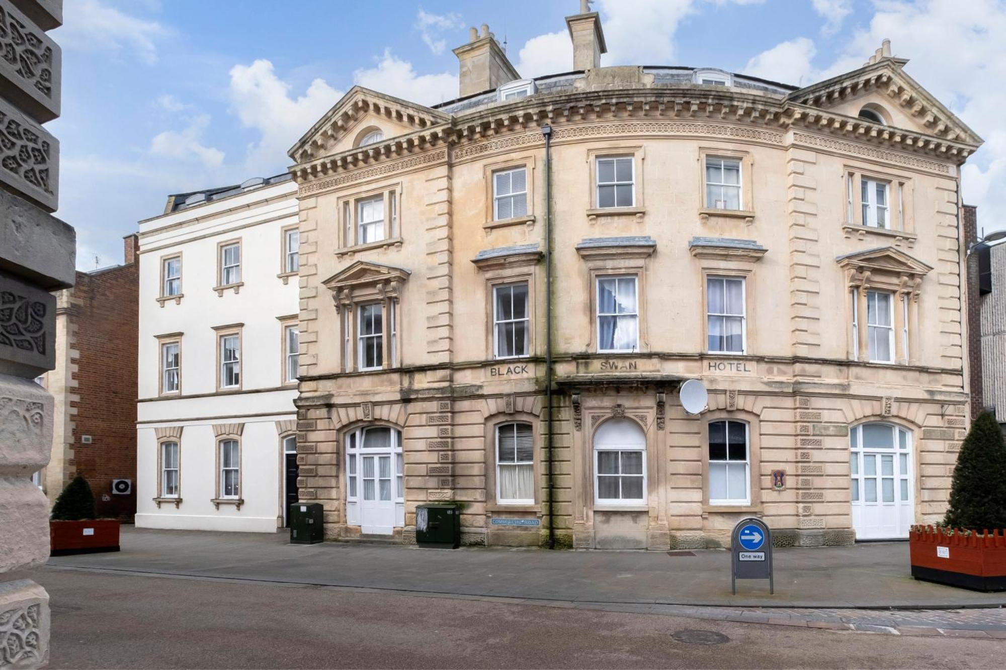 Modern In Historic Quays *