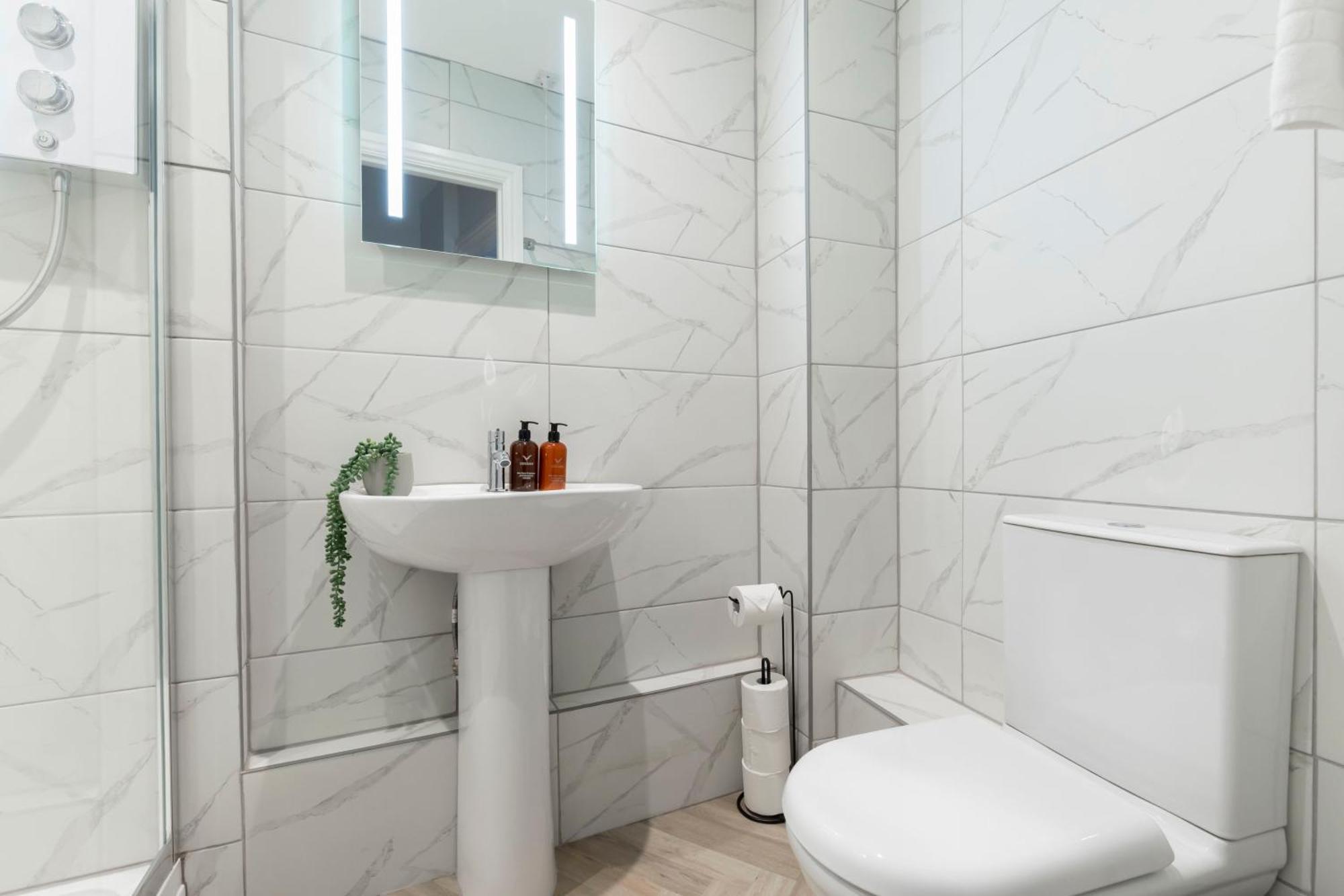 Modern In Historic Quays Apartment