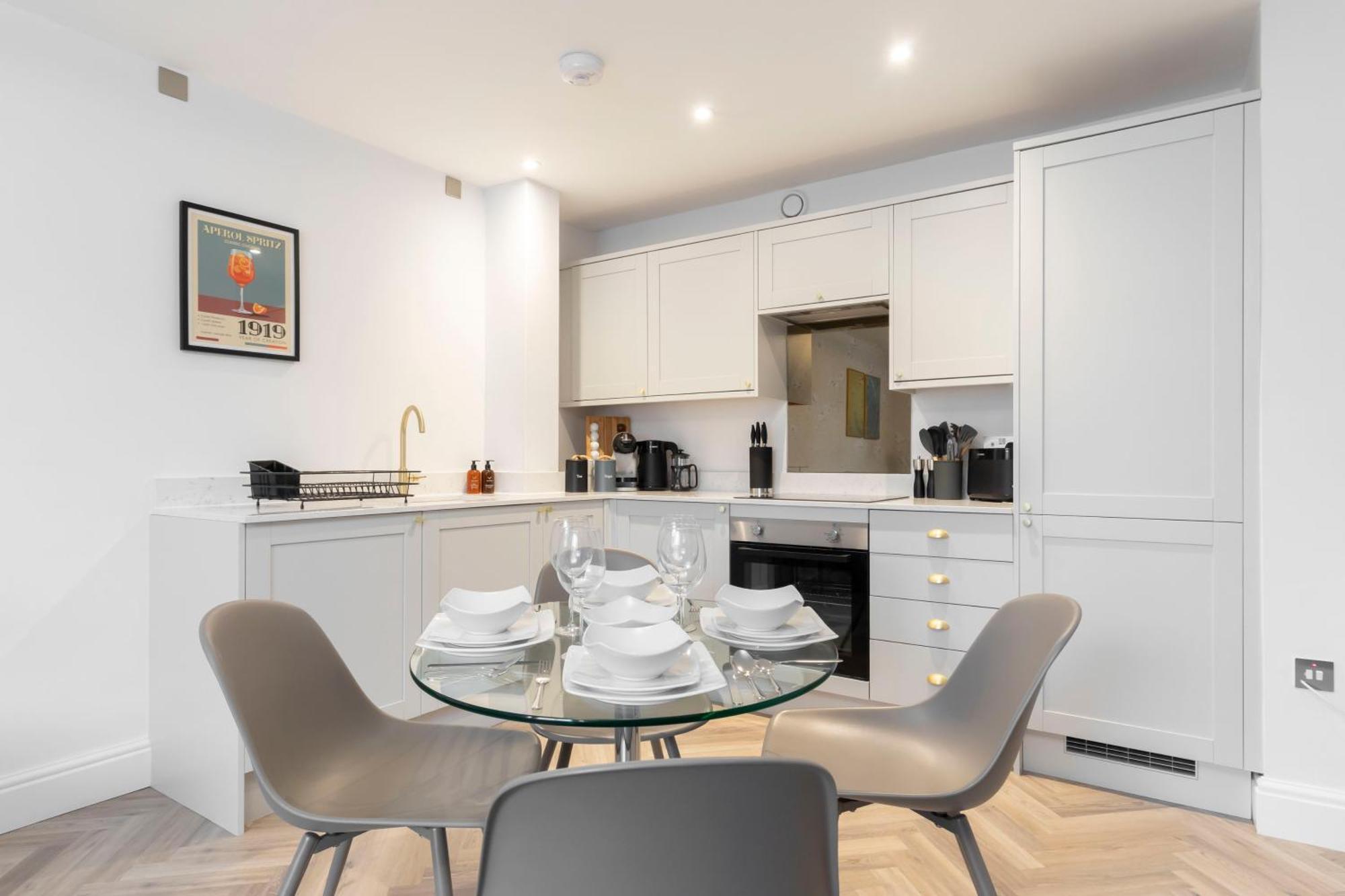 Modern In Historic Quays Apartment *