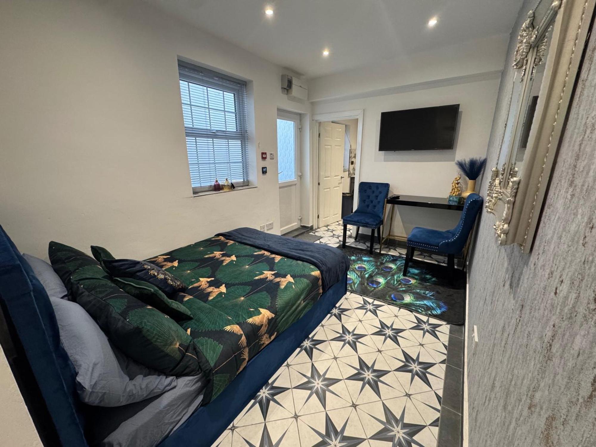 Apartment - - Sleeps 2 - Parking - 97ws