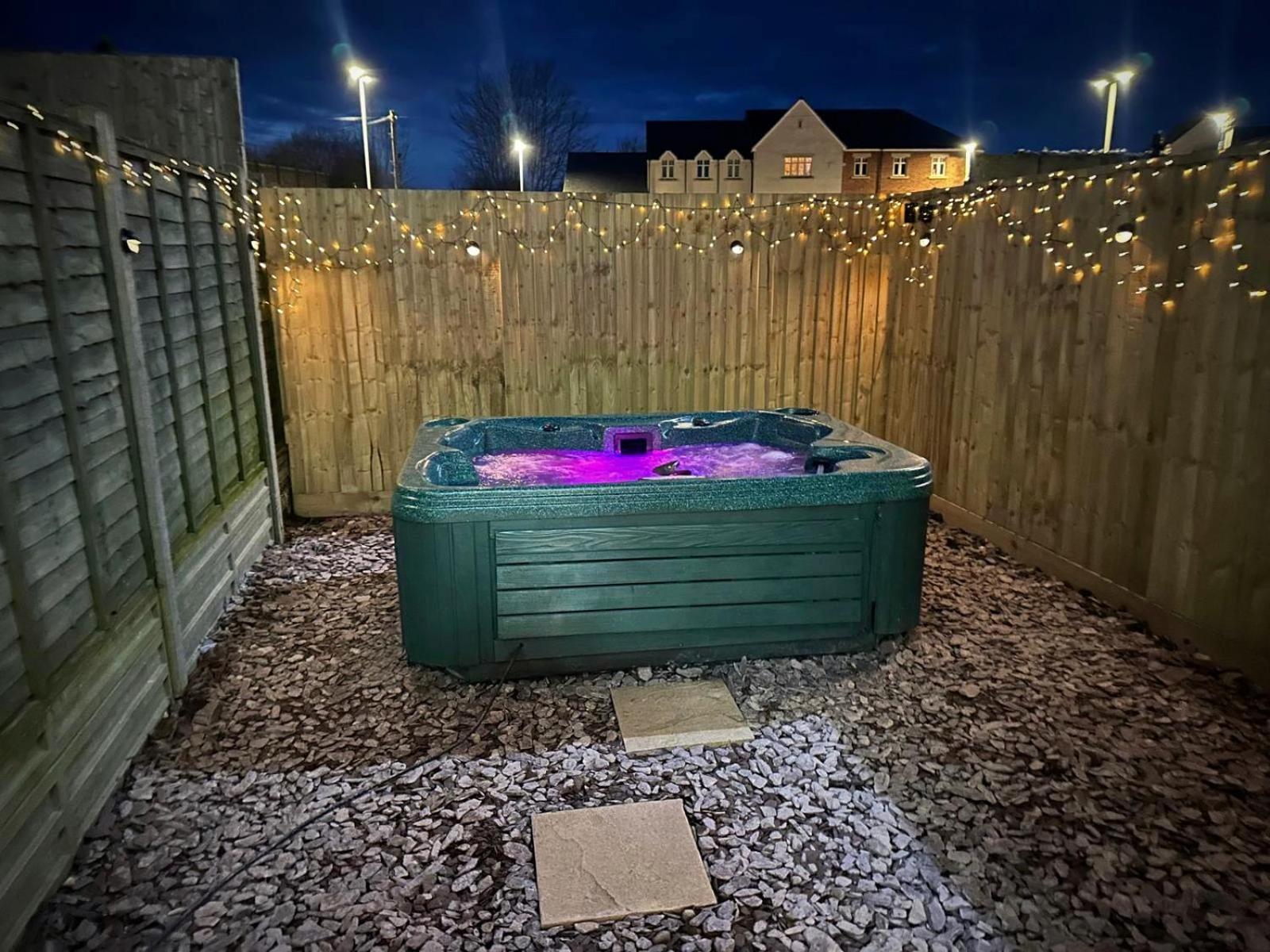 4 Bedroom, Sleeps 8, 3 Bathroom, Hot Tub, Wifi, Smart Tvs In Each 3 Min Walk To Kingsholm Stadium *