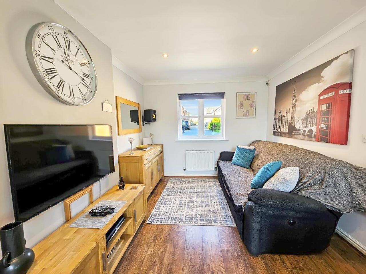 Boughton 3 Bed Semi By Fortuna Holiday home *