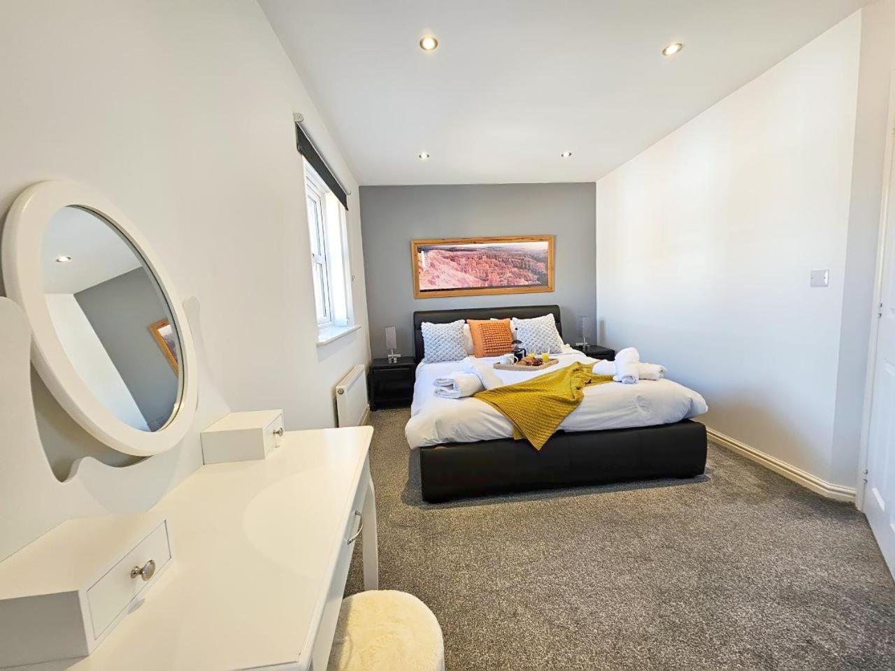 Boughton 3 Bed Semi By Fortuna Holiday home *