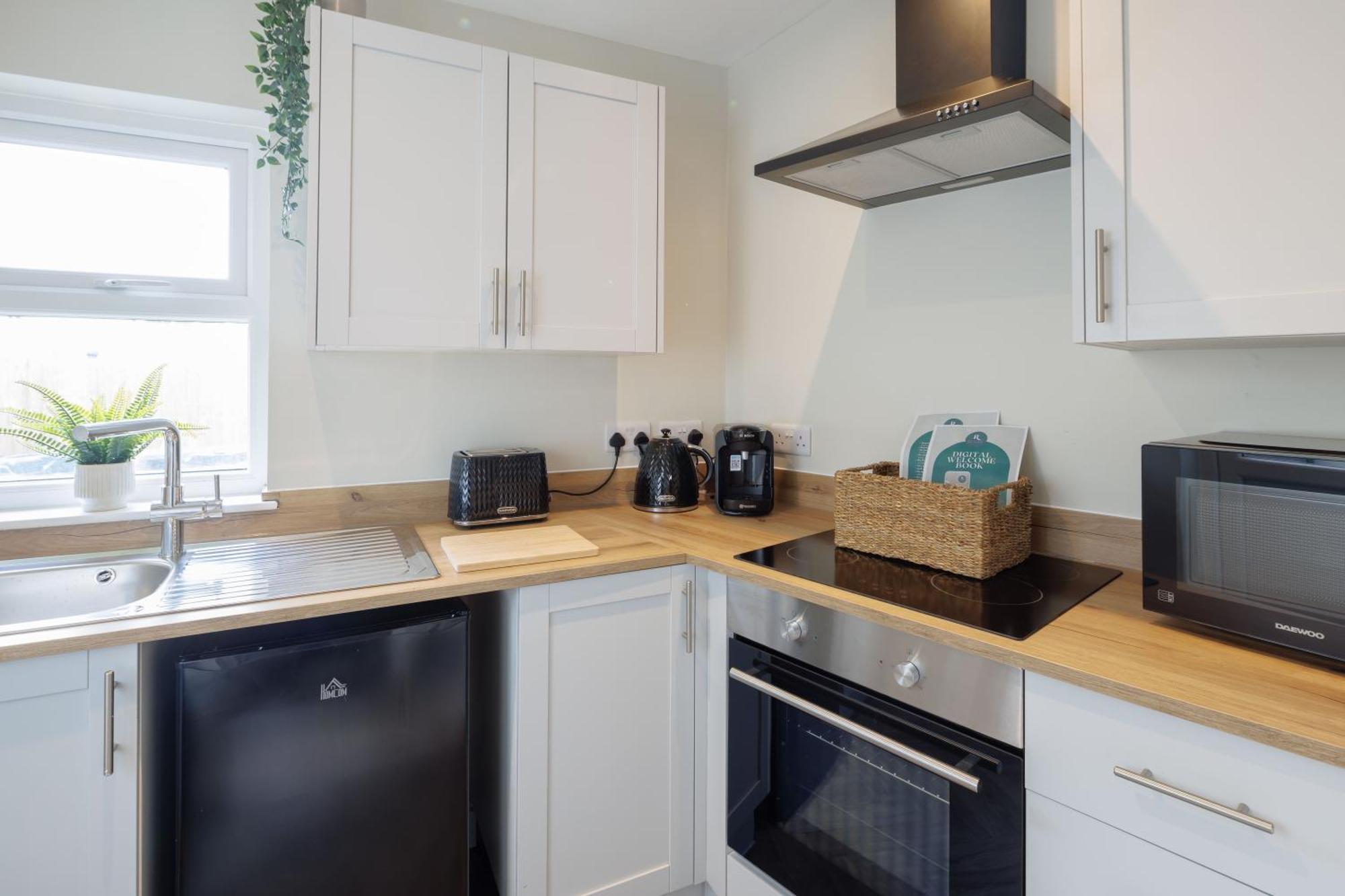 4 Bedroom, Sleeps 8, 3 Bathroom, Hot Tub, Wifi, Smart Tvs In Each 3 Min Walk To Kingsholm Stadium * Gloucester
