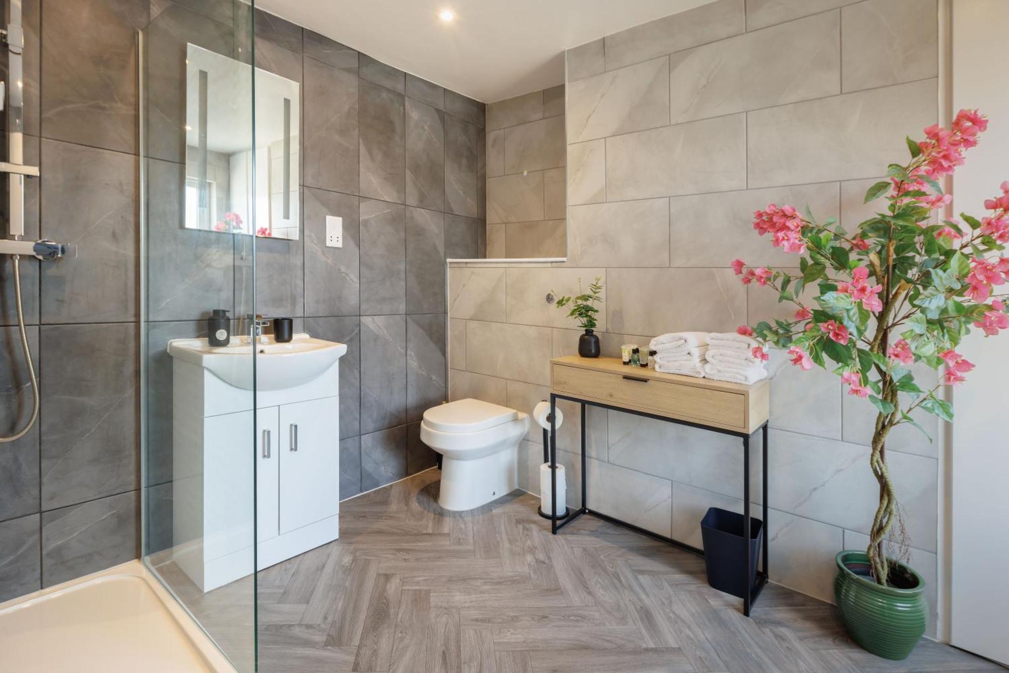 4 Bedroom, Sleeps 8, 3 Bathroom, Hot Tub, Wifi, Smart Tvs In Each 3 Min Walk To Kingsholm Stadium Apartment *