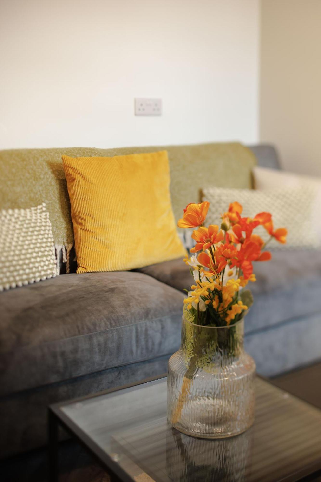 4 Bedroom, Sleeps 8, 3 Bathroom, Hot Tub, Wifi, Smart Tvs In Each 3 Min Walk To Kingsholm Stadium *