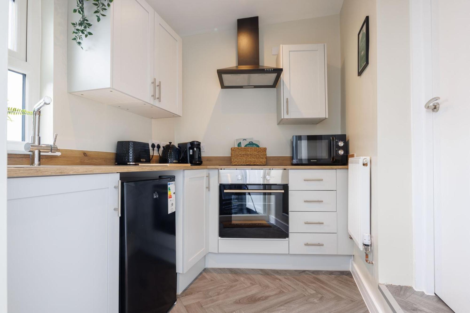 4 Bedroom, Sleeps 8, 3 Bathroom, Hot Tub, Wifi, Smart Tvs In Each 3 Min Walk To Kingsholm Stadium Gloucester