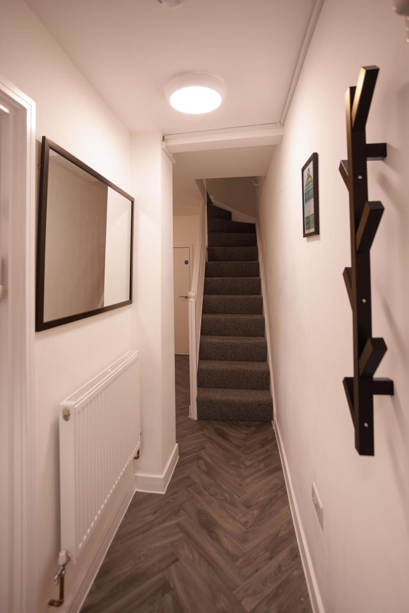 Apartment 4 Bedroom, Sleeps 8, 3 Bathroom, Hot Tub, Wifi, Smart Tvs In Each 3 Min Walk To Kingsholm Stadium Gloucester