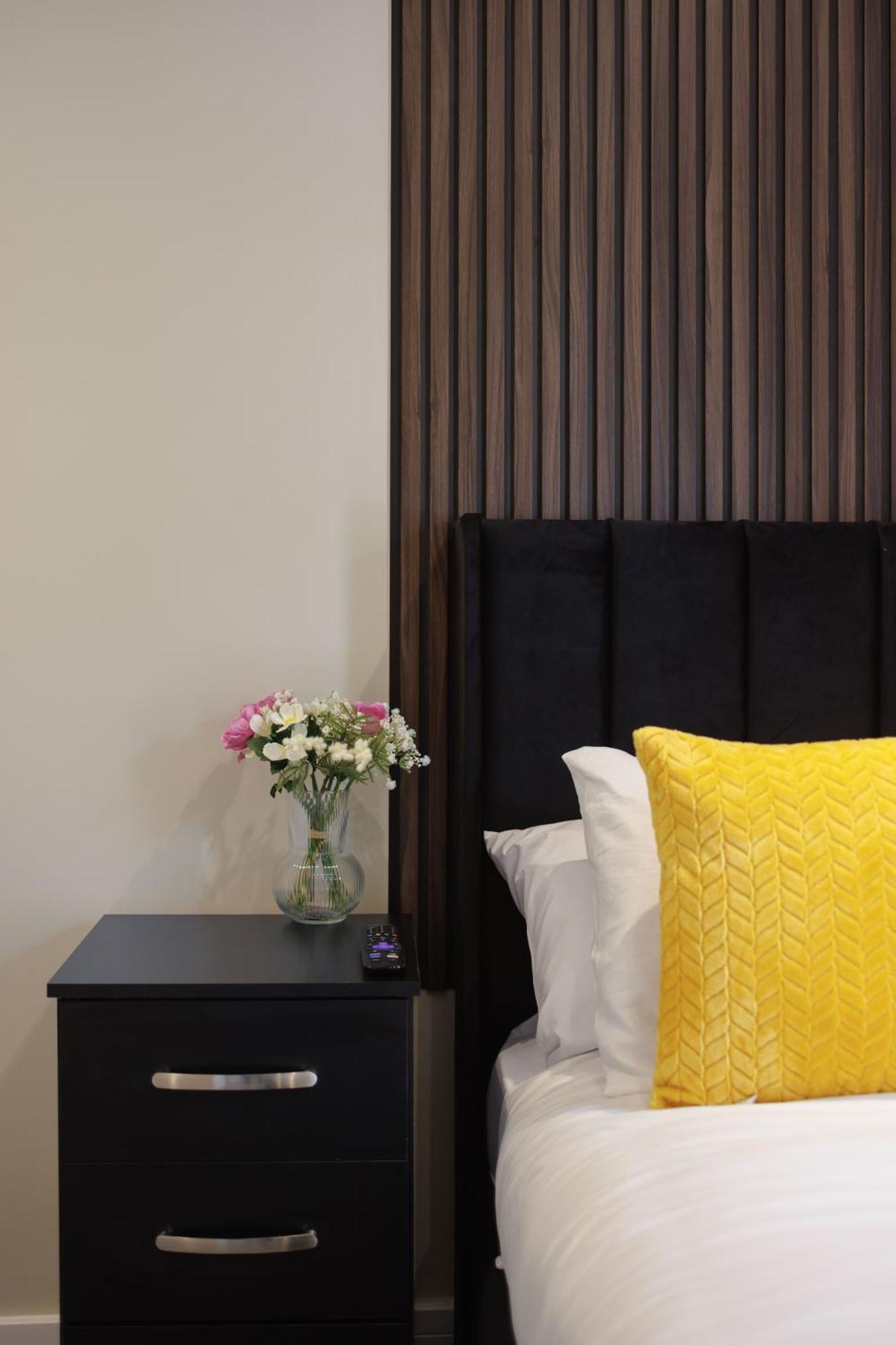 4 Bedroom, Sleeps 8, 3 Bathroom, Hot Tub, Wifi, Smart Tvs In Each 3 Min Walk To Kingsholm Stadium Apartment