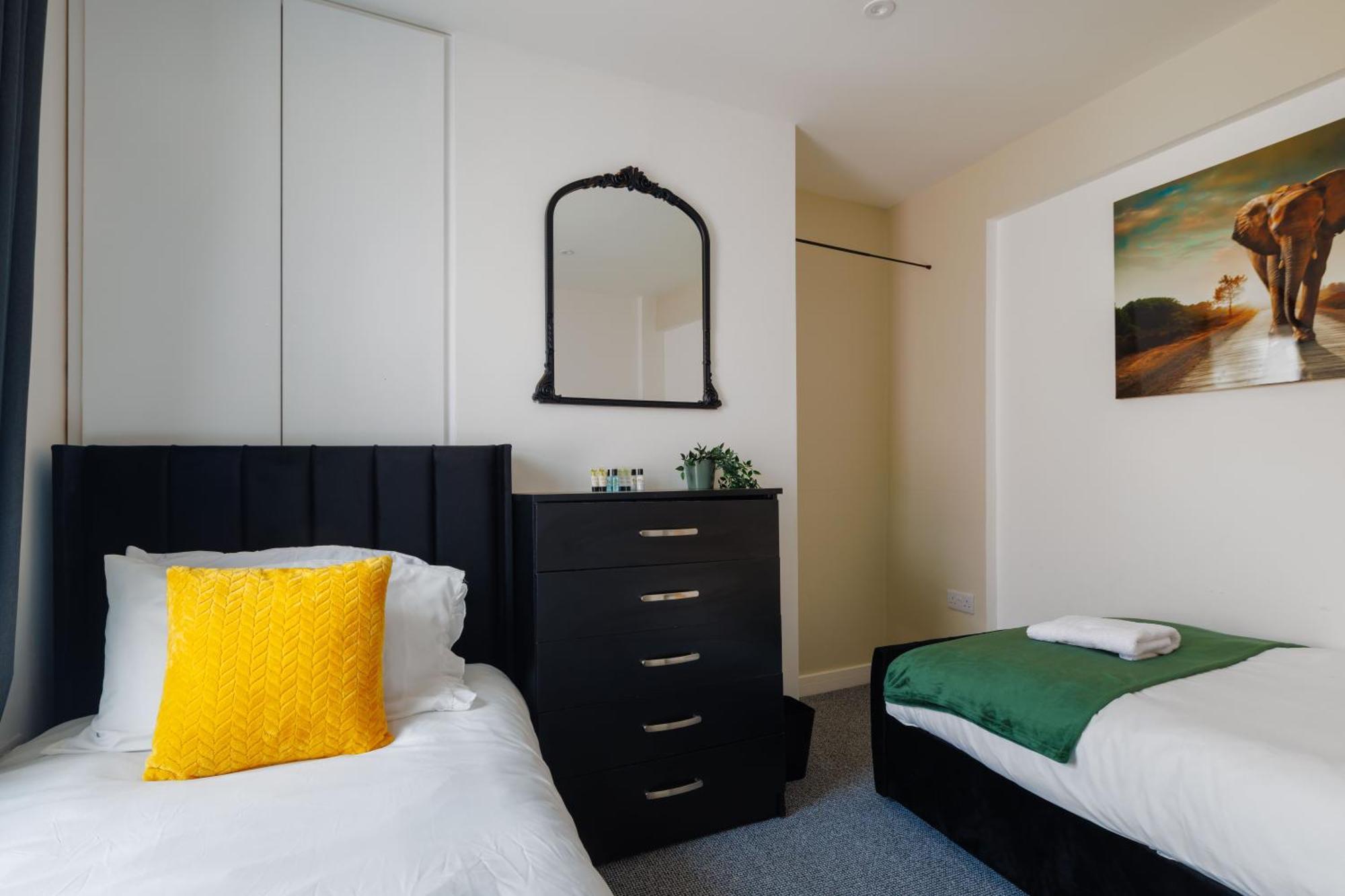 4 Bedroom, Sleeps 8, 3 Bathroom, Hot Tub, Wifi, Smart Tvs In Each 3 Min Walk To Kingsholm Stadium * Gloucester