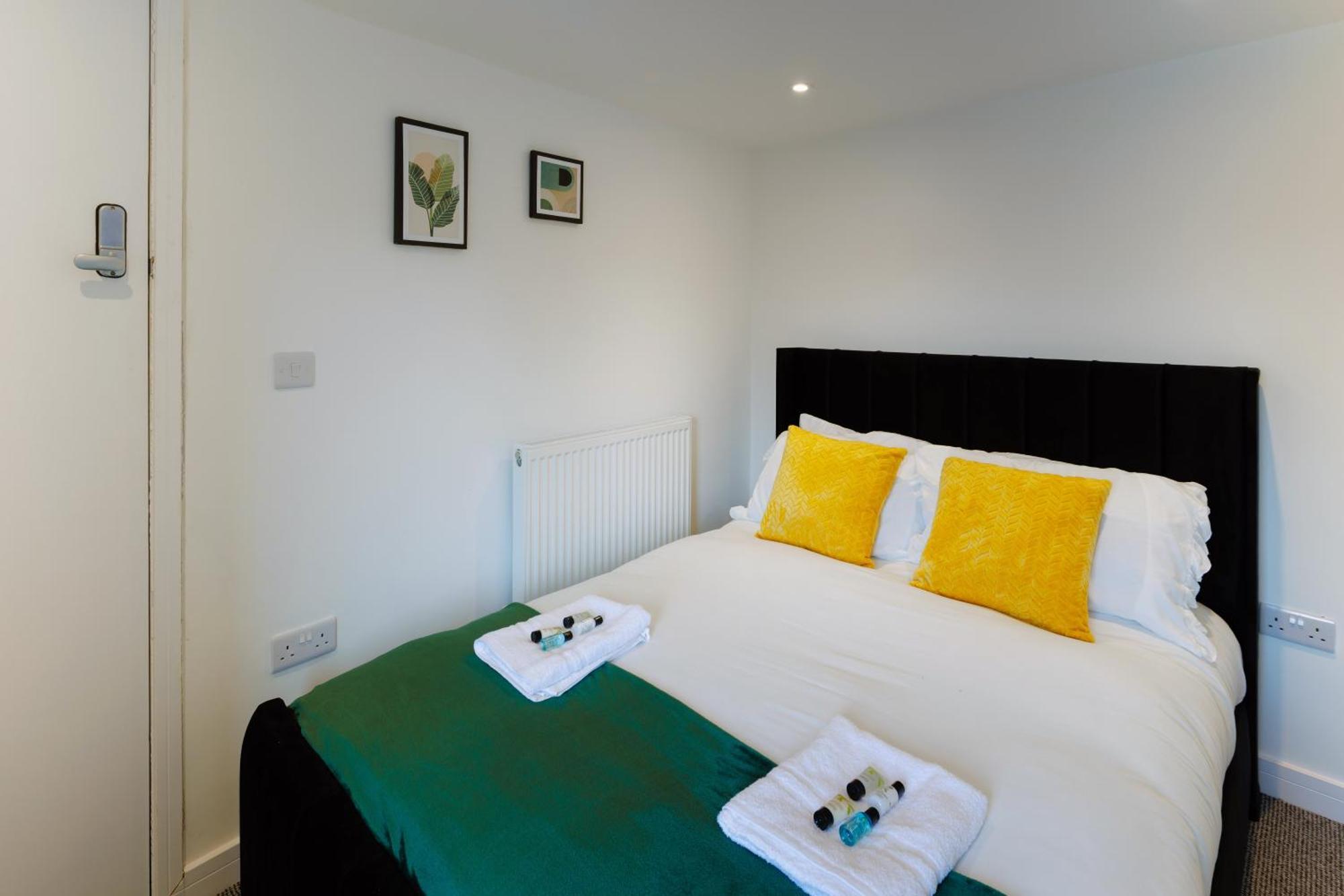 4 Bedroom, Sleeps 8, 3 Bathroom, Hot Tub, Wifi, Smart Tvs In Each 3 Min Walk To Kingsholm Stadium Apartment Gloucester