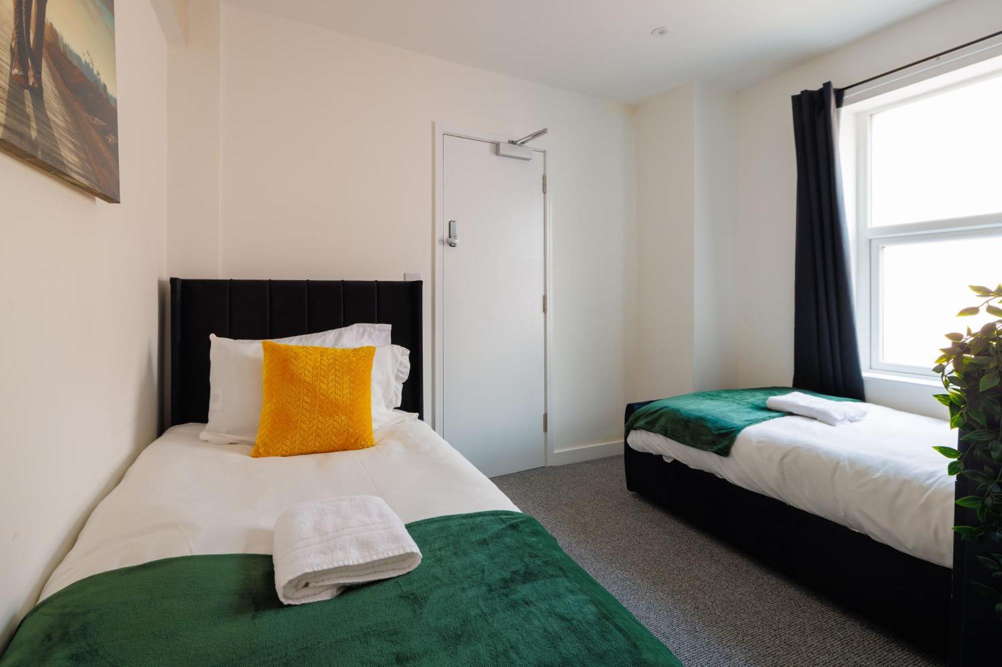Apartment 4 Bedroom, Sleeps 8, 3 Bathroom, Hot Tub, Wifi, Smart Tvs In Each 3 Min Walk To Kingsholm Stadium *