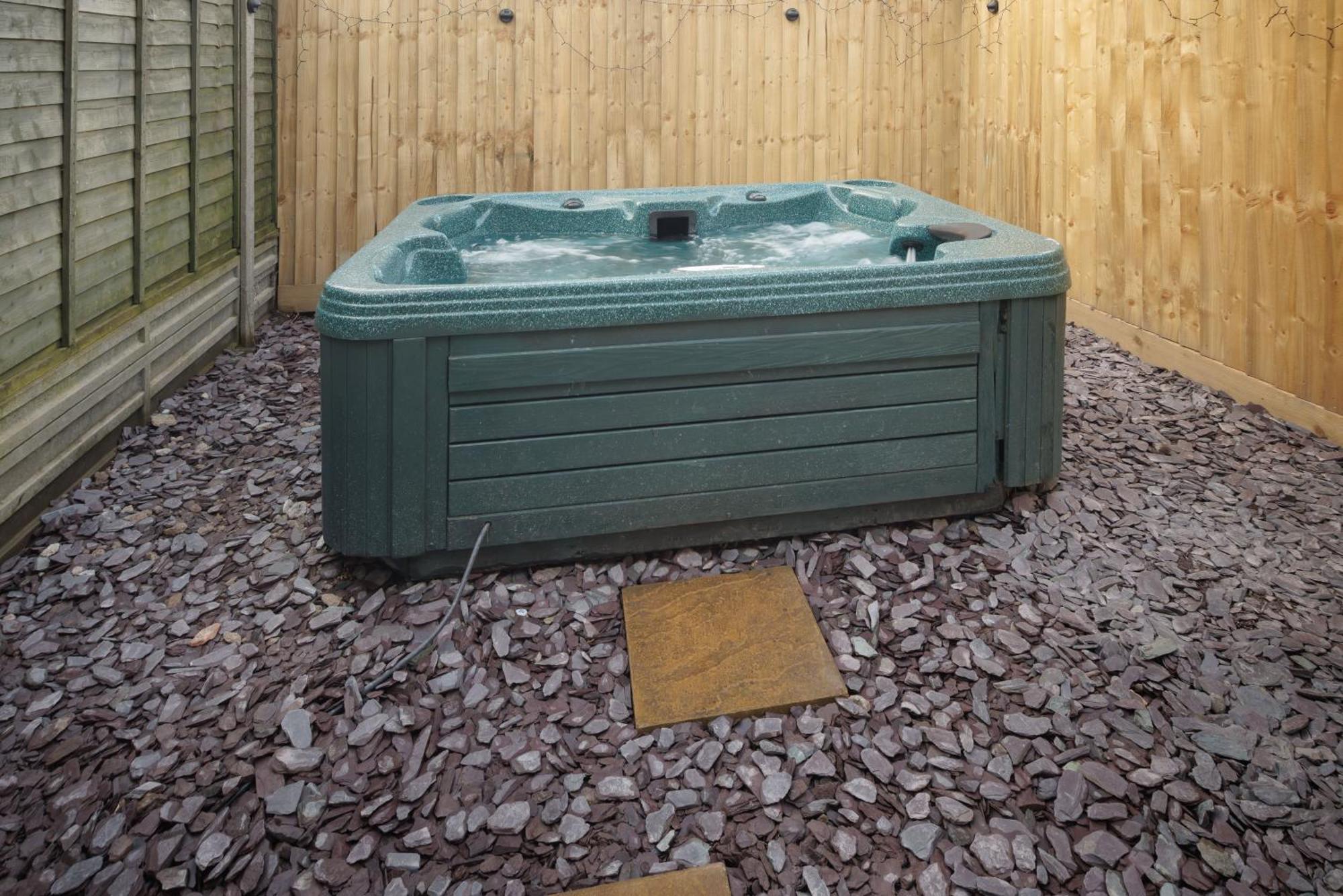 4 Bedroom, Sleeps 8, 3 Bathroom, Hot Tub, Wifi, Smart Tvs In Each 3 Min Walk To Kingsholm Stadium Gloucester