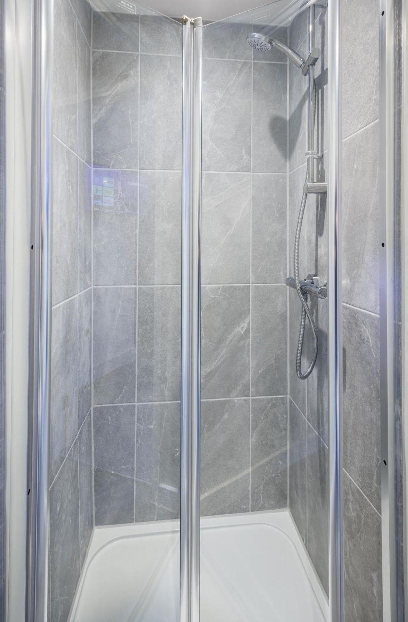 4 Bedroom, Sleeps 8, 3 Bathroom, Hot Tub, Wifi, Smart Tvs In Each 3 Min Walk To Kingsholm Stadium Apartment *