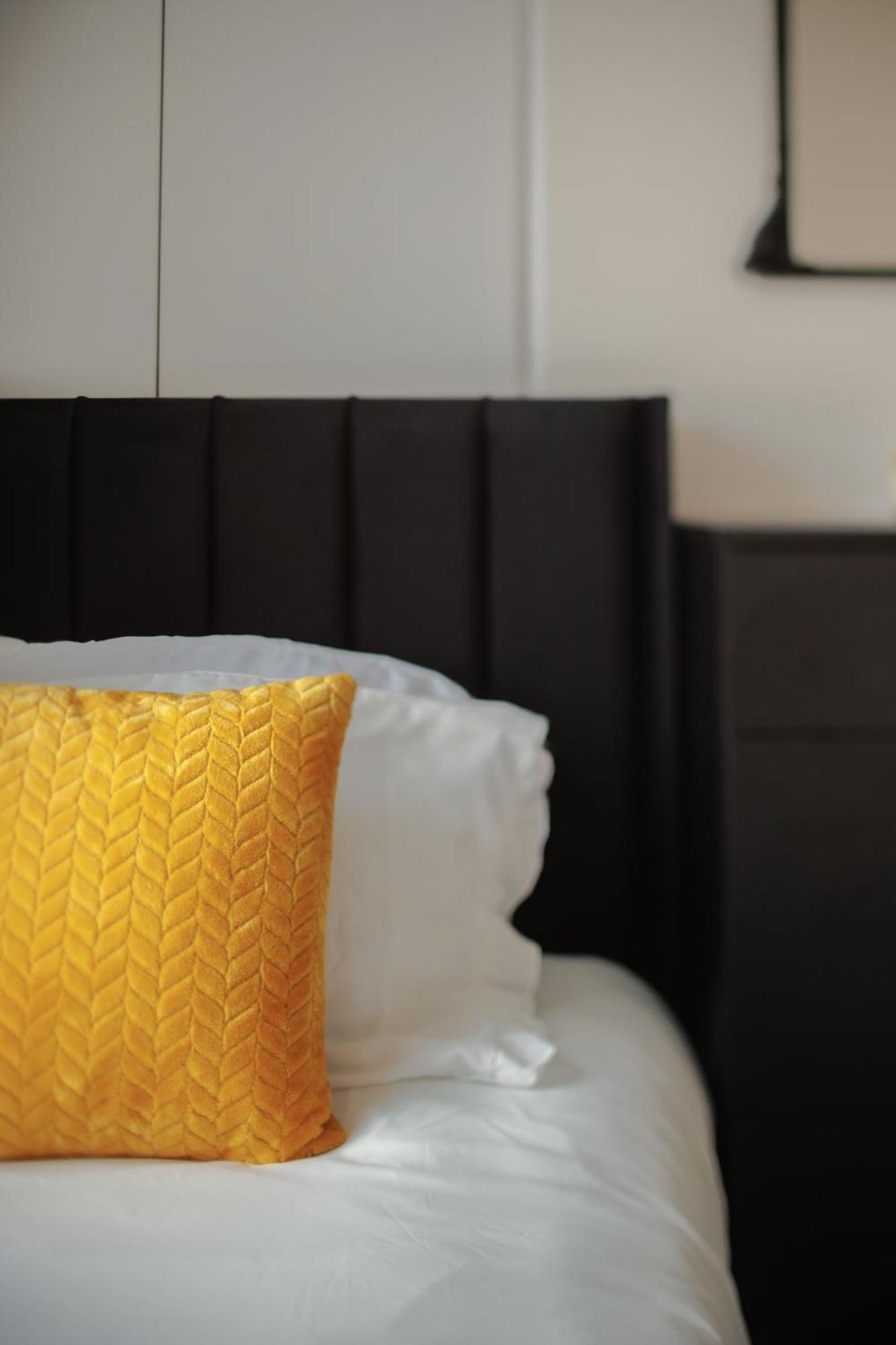 4 Bedroom, Sleeps 8, 3 Bathroom, Hot Tub, Wifi, Smart Tvs In Each 3 Min Walk To Kingsholm Stadium Apartment Gloucester
