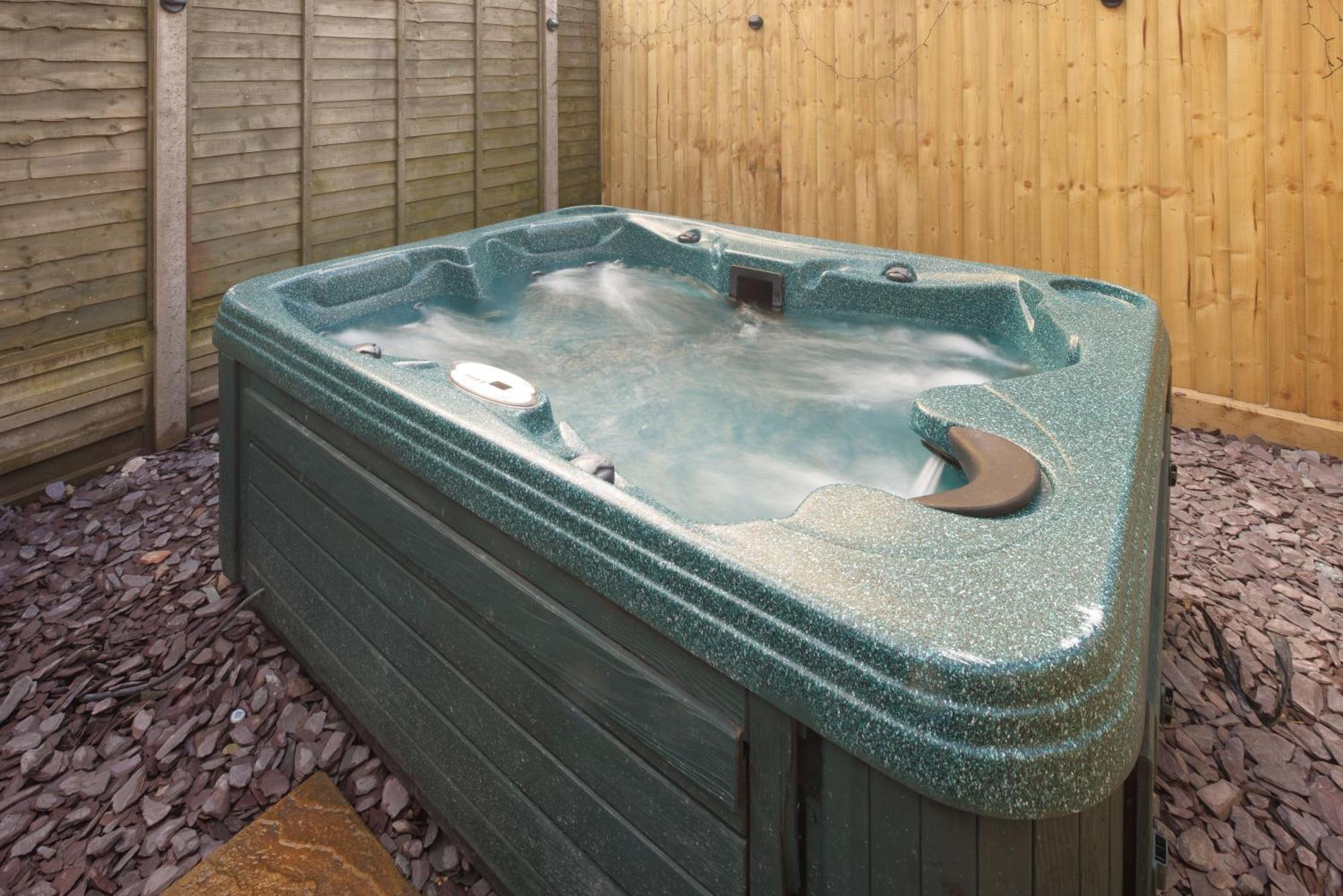 4 Bedroom, Sleeps 8, 3 Bathroom, Hot Tub, Wifi, Smart Tvs In Each 3 Min Walk To Kingsholm Stadium *