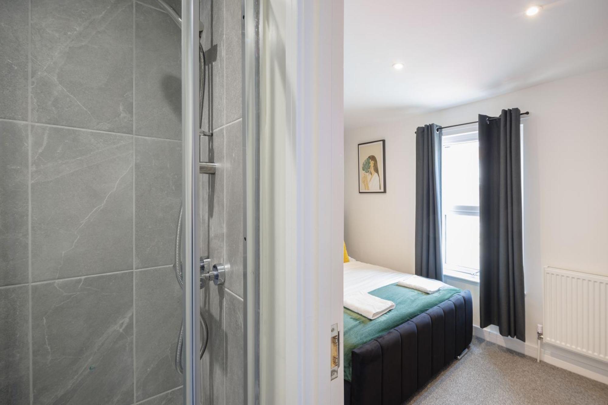 4 Bedroom, Sleeps 8, 3 Bathroom, Hot Tub, Wifi, Smart Tvs In Each 3 Min Walk To Kingsholm Stadium * Gloucester