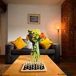 Fabulous 2 Bedroom, 2 Bathroom Executive Apartment Close To Gloucester Docks