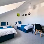 Casa-Gloucester Service Apartment