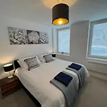 Modern 2 Bedroom Apt Sleeps 6 - Near Gloucester