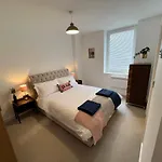 Modern 2 Bedroom Apt Sleeps 6 - Near Gloucester