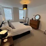 Modern 2 Bedroom Apt Sleeps 6 - Near Gloucester
