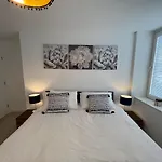 Modern 2 Bedroom Apt Sleeps 6 - Near Gloucester