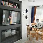 Brockeridge Stylish 2Br Home In Peaceful Area - Easy M5 Access & Free Parking By Suitely