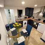 2 Bedroom Cottage Gloucester City Center