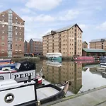 Elliot Oliver - Stylish Loft Style Two Bedroom Apartment With Parking