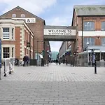 Elliot Oliver - Stylish Loft Style Two Bedroom Apartment With Parking
