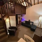 Cosy Cottage Next To Farmers Arms Country Pub.