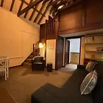 Cosy Cottage Next To Farmers Arms Country Pub.