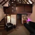 Cosy Cottage Next To Farmers Arms Country Pub.