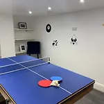 4 Bedroom Home With Garden, Game Room, Parking- Esho Stays