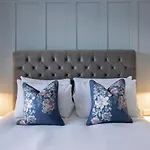 Elliot Oliver - Luxurious Two Bedroom Apartment In The Docks