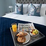 Elliot Oliver - Luxurious Two Bedroom Apartment In The Docks